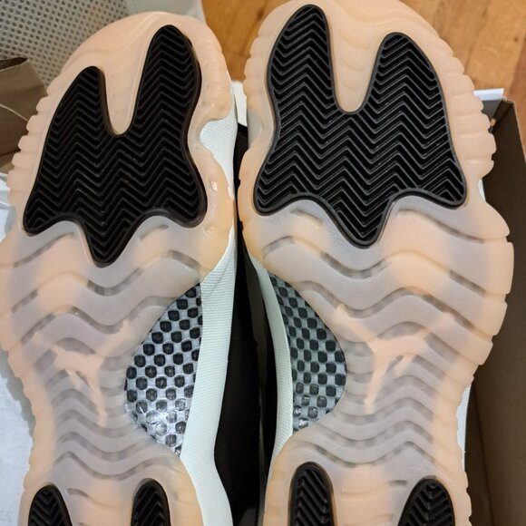 Woman's Jordan 11 Retro - Picture 3 of 4